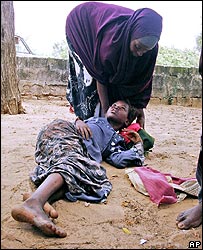 Injured Somali girl lies on the ground while she waits to be taken to hospital in Mogadishu (10/11/2007)