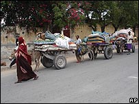 Somalis flee Mogadishu with their belonging loaded onto donkey carts