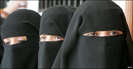 Yemeni women in conservative Islamic dress