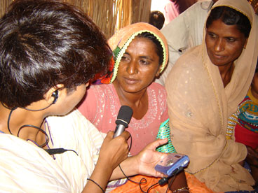 Nabeela Aslam, journalist with Meri Awaz Suno, interviews a landless peasant in Hyderabad, Sindh.