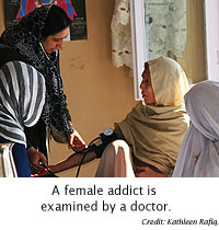  A female addict is examined by a doctor.
