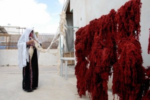 A woman dying wool for the Lakiya weaving project in the Negev. (Thomas A. Schmidt)