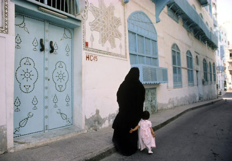 Photo: Mother and daughter on an old Jiddah street