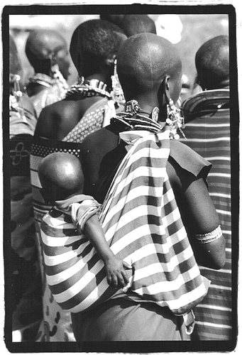 Maasai women and children, Kenya. Image: Kelly Lynn, 2006