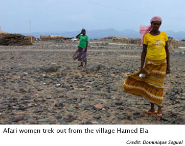 Afari women trek out from the village Hamed Ela