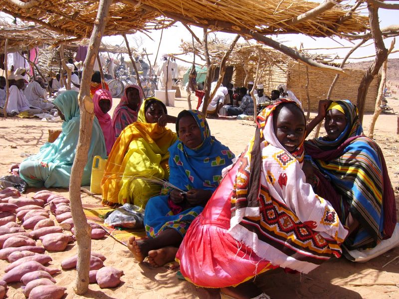 File:Refugee women in Chad.jpg