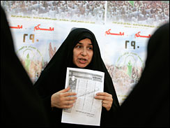 Nisreeen Yaseen, a 2009 candidate for provincial council, speaks to Iraqi women, Jan. 27, 2009 (AP)