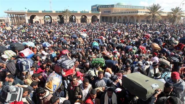 Image: Egyptians fleeing Libya's violence, at the Tunisian border