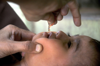 Lady health worker administering oral polio vaccine. / Credit:Fahim Siddiqi