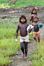 Indigenous children displaced by conflict in Colombia  UN Photo/Mark Garten