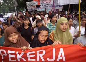 1999_Indonesia_Workersdemonstrating.jpg