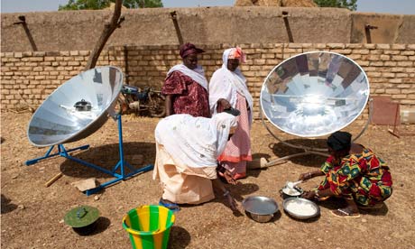 MDG : Women prepare food using solar cooker / stove in Mali