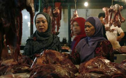 Indonesian women purchase meat.