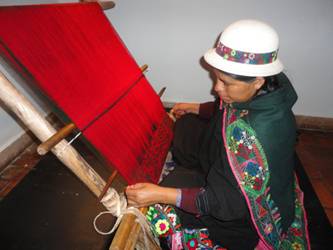 Balbina Coragua weaves an axsu in a traditional Jalq'a loom / Credit: Victor Bellido/IPS