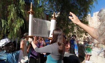 Women of the Wall member raises Torah