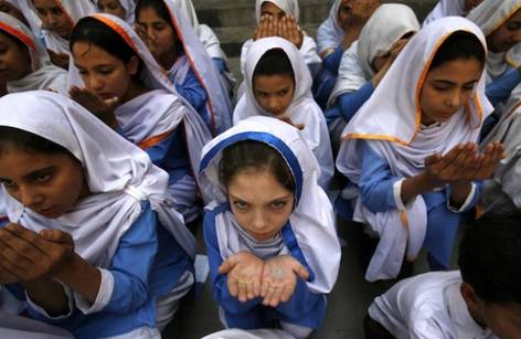 Schoolgirls in Peshawar pray for Malala. Credit: Ashfaq Yusufzai/IPS.