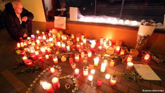 A person looks at candles on the sidewalk in memorial for Arzu  obn 16.01.2012 in Detmold-Remmighausen 
Photo: Oliver Krato dpa/lnw 
+++(c) dpa - Bildfunk+++