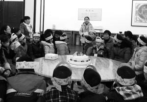 A birthday celebration at a winter camp for single mothers and their children [china-woman.com] 