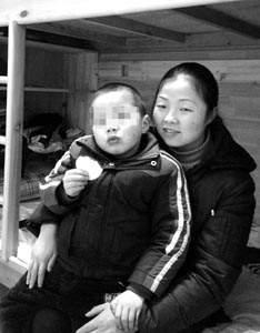 Single mother Song Xiaofang and her son [china-woman.com] 