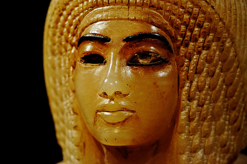 Egyptian antiquary shows image of the wife of Pharoah Akhenaten