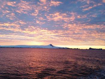The last sunset before leaving Antarctica, photo taken on March 10, 2013. [China Daily]