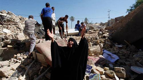 A woman reacts at the site of a suicide bomb attack on Shi'ite mosque in Mussayab, 60km (40 miles) south of the capital Baghdad, September 30, 2013.(Reuters / Alaa Al-Marjani)