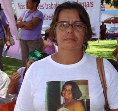 In a protest, the mother of a young pregnant woman murdered in Pernambuco demands Brazilian womens right to a life free of violence. Credit:  Emanuela Castro/IPS