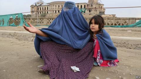 Debt and penury often force many Afghan families to marry off girls for money at a very young age. (file photo)