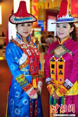 Keeping Yugur Ethnic Costumes Alive
