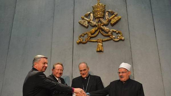 from left : Anglican bishop, Sir David John Moxon, Andrew &quot;Twiggy&quot; Forrest, Catholic bishop Marcelo Sanchez Sorondo and Professor Mahmoud Azab pose after the signature od the &quot;Global Freedom Network&quot; agreement on March 17, 2014 at the Vatican
