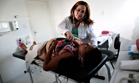 MDG : Maternal health in Brazil : doctor inspects a pregnant patient 