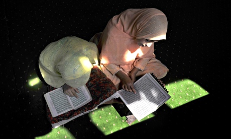 MDG : Kashmiri girls read the Qur'an