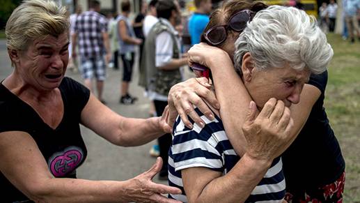 People in Lugansk after an artillery attack on July 18, 2014. (RIA Novosti / Valeriy Melnikov)