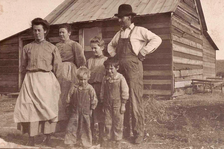 Kayanns great-grandmother, Flora Hunsley Smith, and family, from Kayanns digital story, Seeds of Never-Seen Dreams."