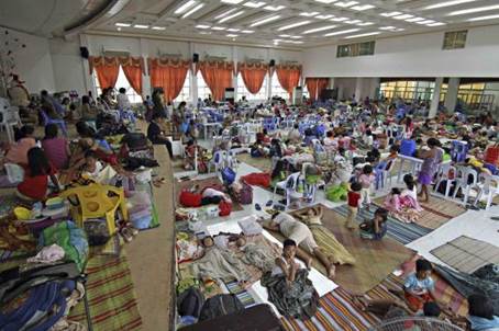 People take shelter inside a evacuation centre after evacuating from their homes due to super-typhoon Hagupit in Surigao city, southern Philippines December 5, 2014. TREUTERS-Stringer