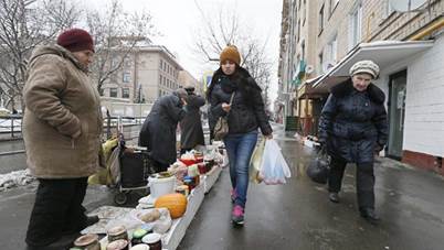 KOC04. Moscow (Russian Federation), 13/12/2014.- Elderly women sell homemade pickles and jams on the street in Moscow, Russia, 13 December 2014. Street markets and private sales as such are usually prohibited by the authorities but it is an option for the women to improve their pensions which are at an average of 11,500 Rubles (164 Euro) per month in Russia. (Rusia, Mosc) EFE/EPA/YURI KOCHETKOV