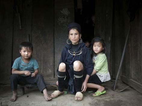 A mother and her three children, part of the indigenous Hmong group, in Sin Chai, northwestern Viet Nam. The general trend in world fertility rates shows they are in decline - due to a combination of factors, including economic development and the improved social role of women. Credit: UN Photo/Kibae Park