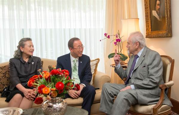 Ban Ki-moon, his wife, Yoo Soon-taek, meet with former Secretary-General Javier Prez de Cullar in Lima, Peru. 