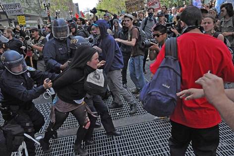 U.S. police arrest May Day protester in Oakland, California. Credit: Judith Scherr/IPS