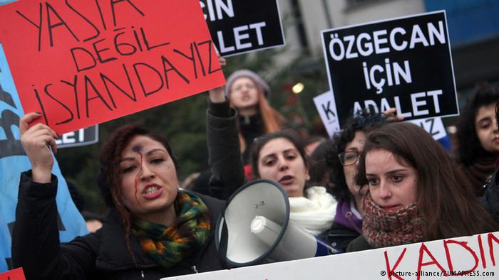 Women protesting the murder of Ozgecan Aslan