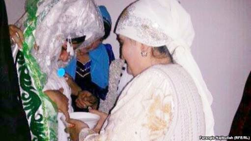 Shahnoza Idrisova (left) and her new mother-in-law perform a wedding ritual during her Internet nuptials last month.